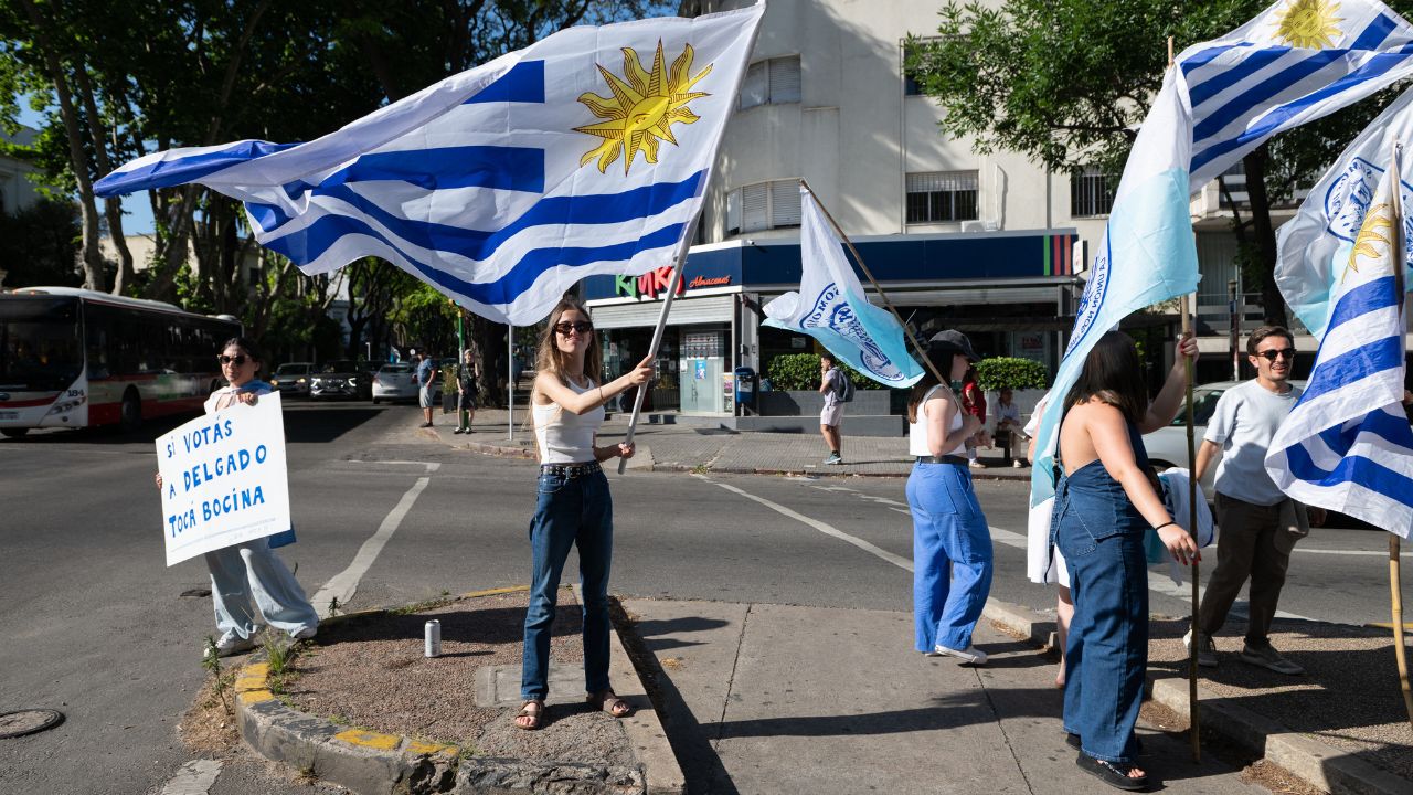 Cierran centros de votación para segunda vuelta de elecciones presidenciales en Uruguay