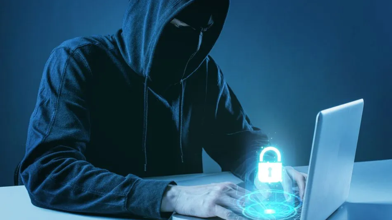 Imagen de Estafador sedujo por Facebook a anciana fingiendo ser famoso millonario