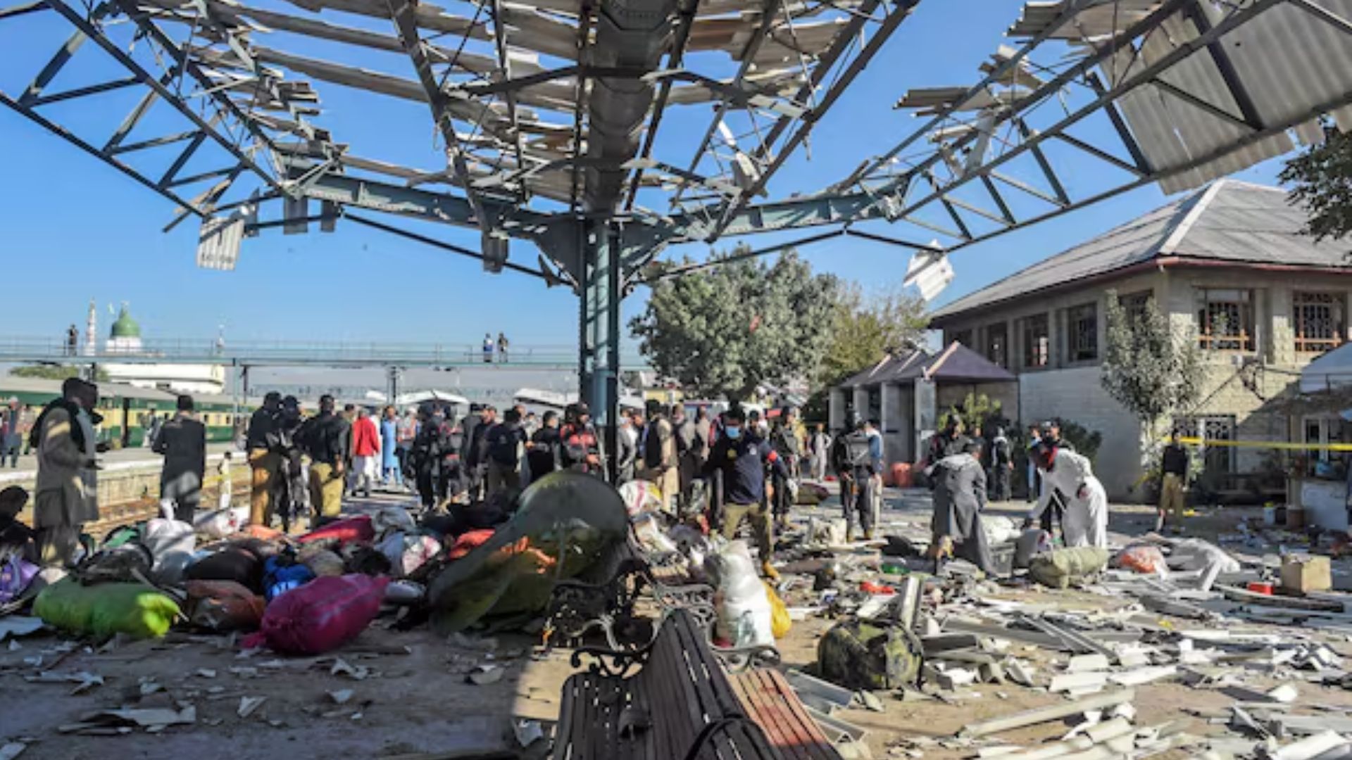 Más de 20 muertos en una devastadora explosión en una estación de tren de Pakistán