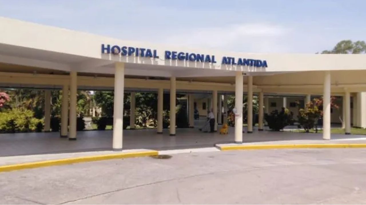 Expulsan de hospital a practicante de enfermería que botó feto a la basura