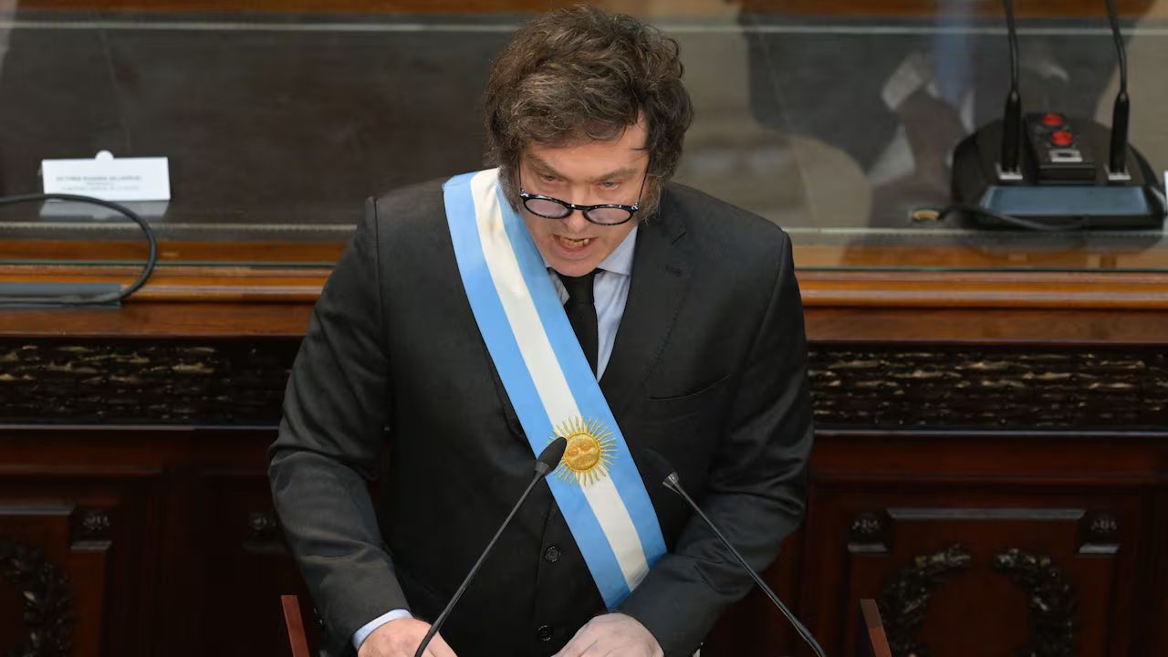 Milei deroga 43 normas de intervención estatal en los mercados