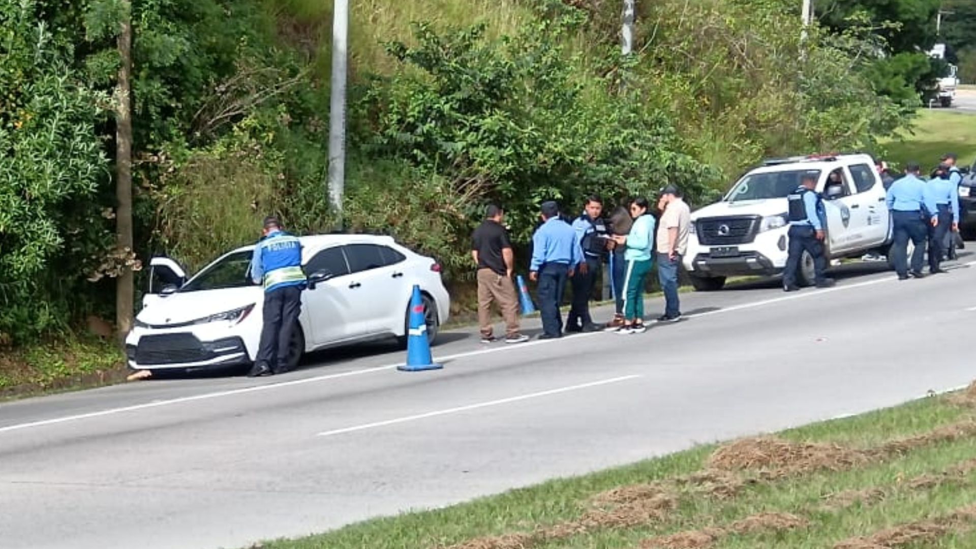 Hallan muertos a dos jóvenes dentro de un vehículo en la CA-5