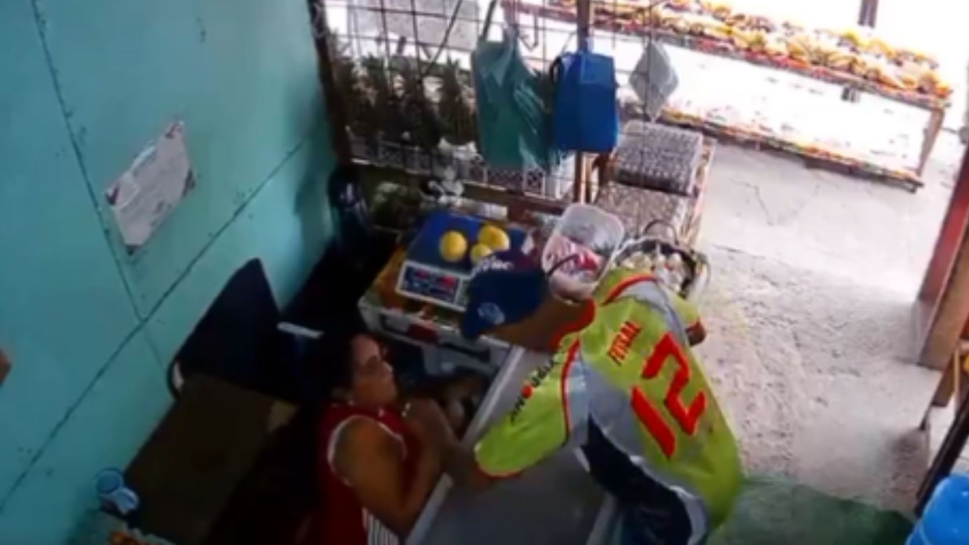 Graban asalto en una frutería: ladrón golpea a cobradora y se lleva el dinero
