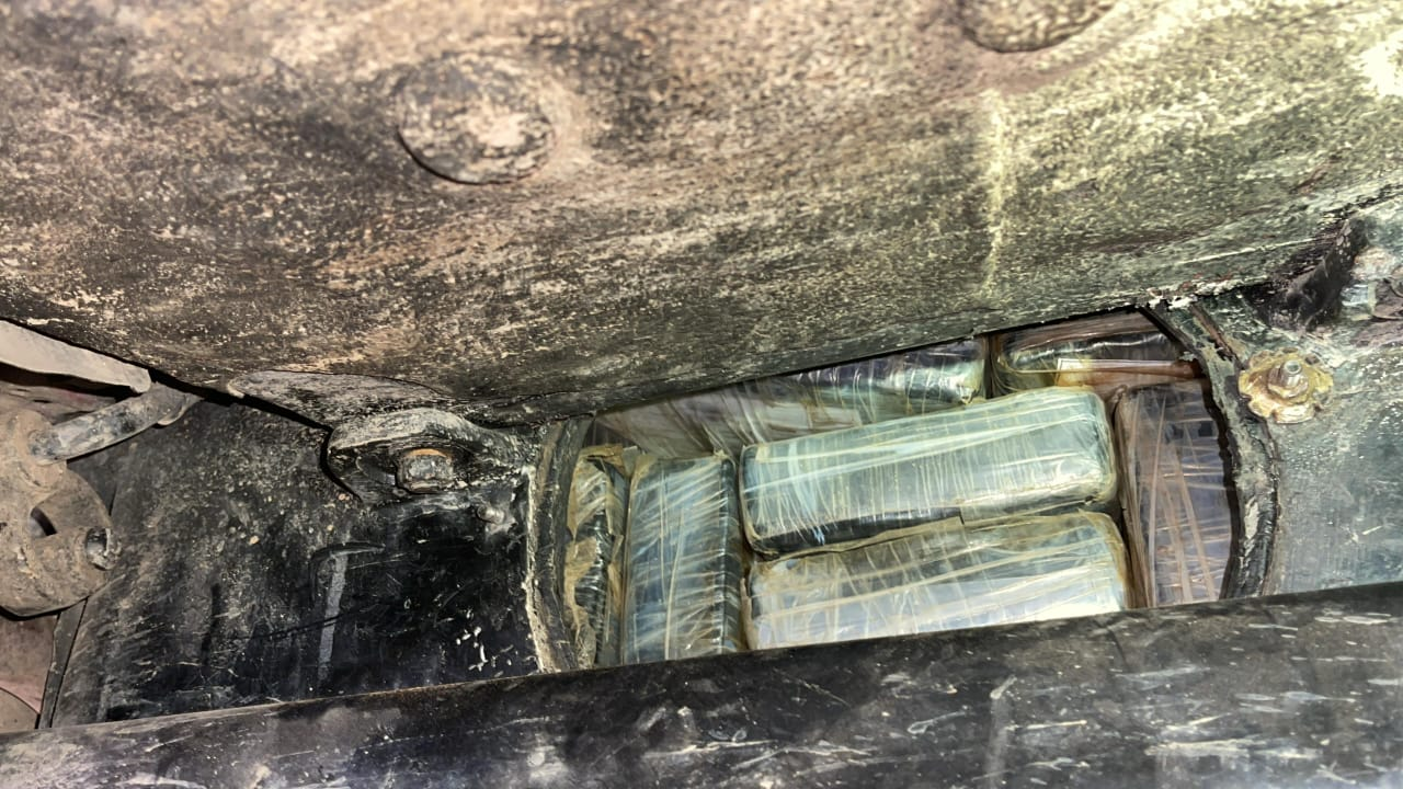 Interceptan dos vehículos con varios kilos de presunta cocaína en Colón