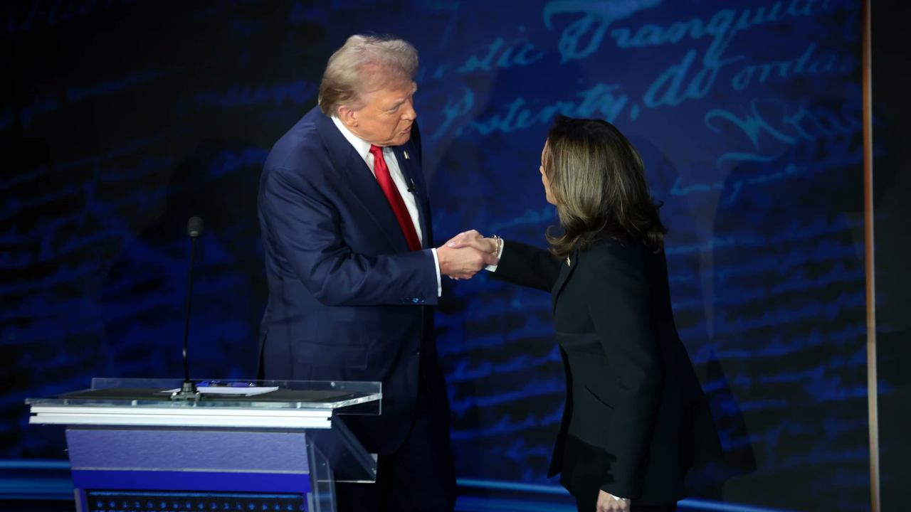 Kamala Harris felicita a Trump por su triunfo mediante una llamada telefónica