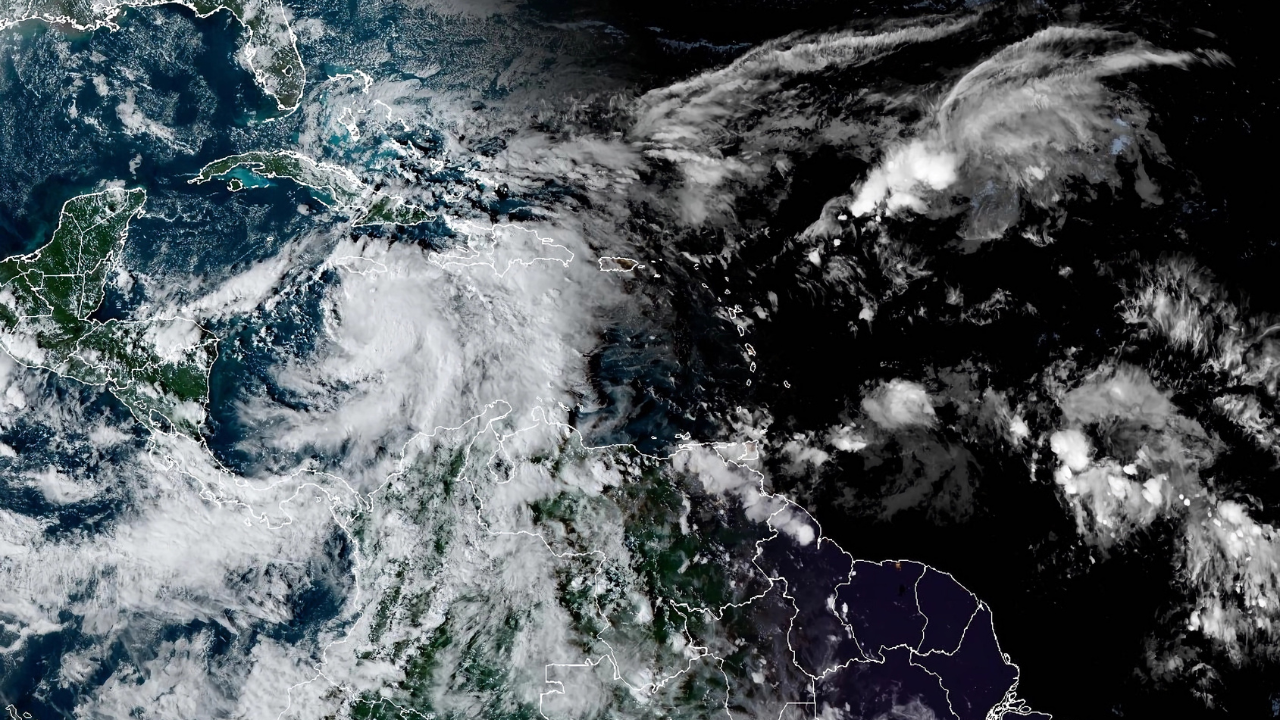 Tormenta Rafael se convierte en un huracán rumbo a las Islas Caimán y Cuba