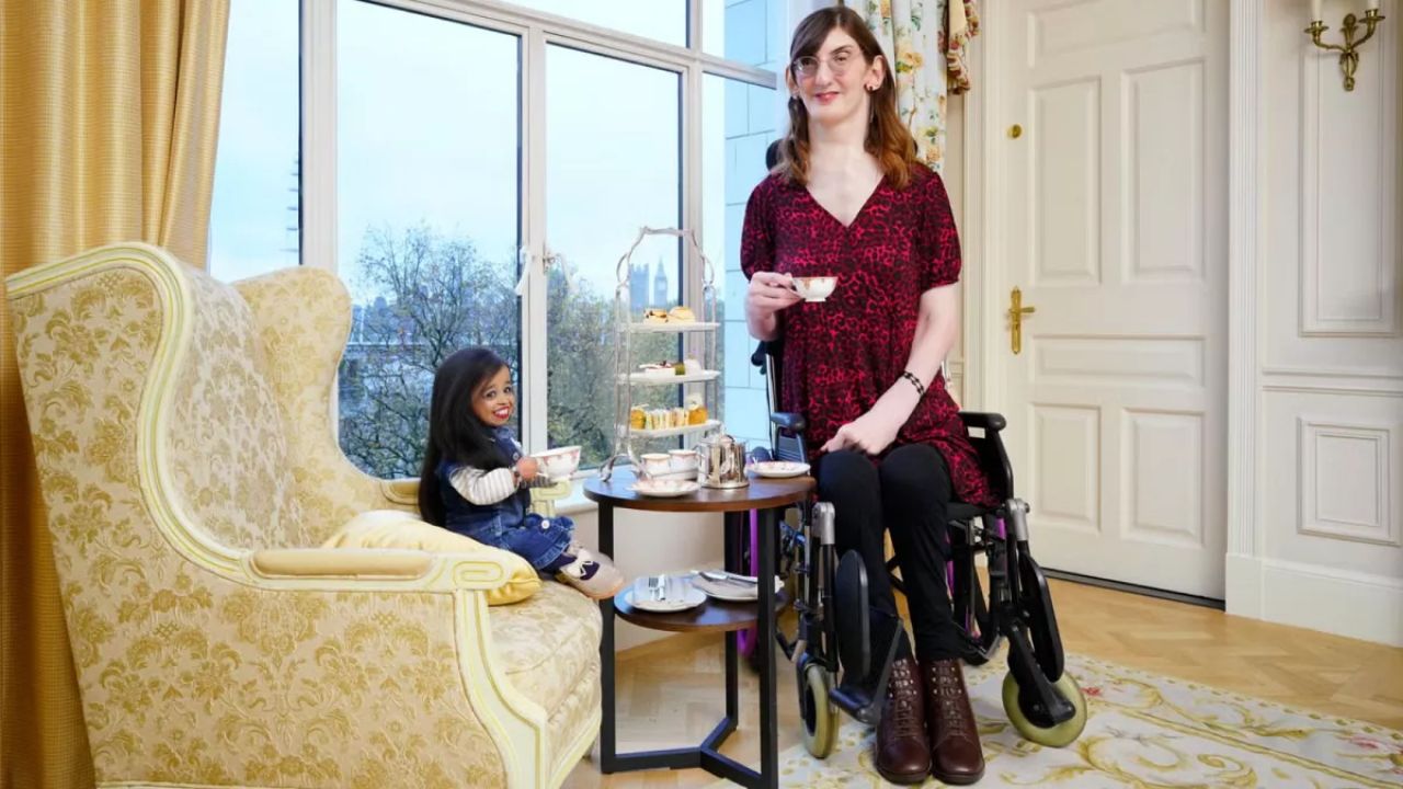 Se encuentran la mujer más alta y la más baja del mundo 'para celebrar diferencias'