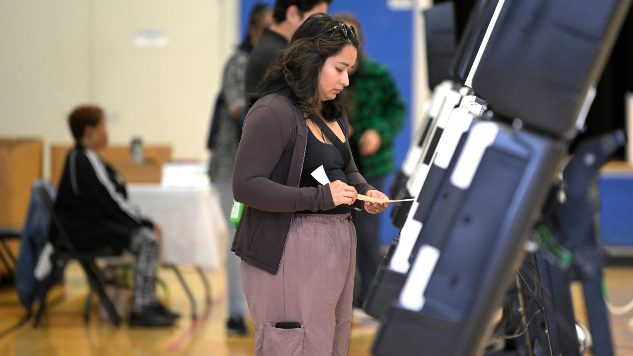 Más de 64 millones de personas ya han votado por adelantado en EE.UU.