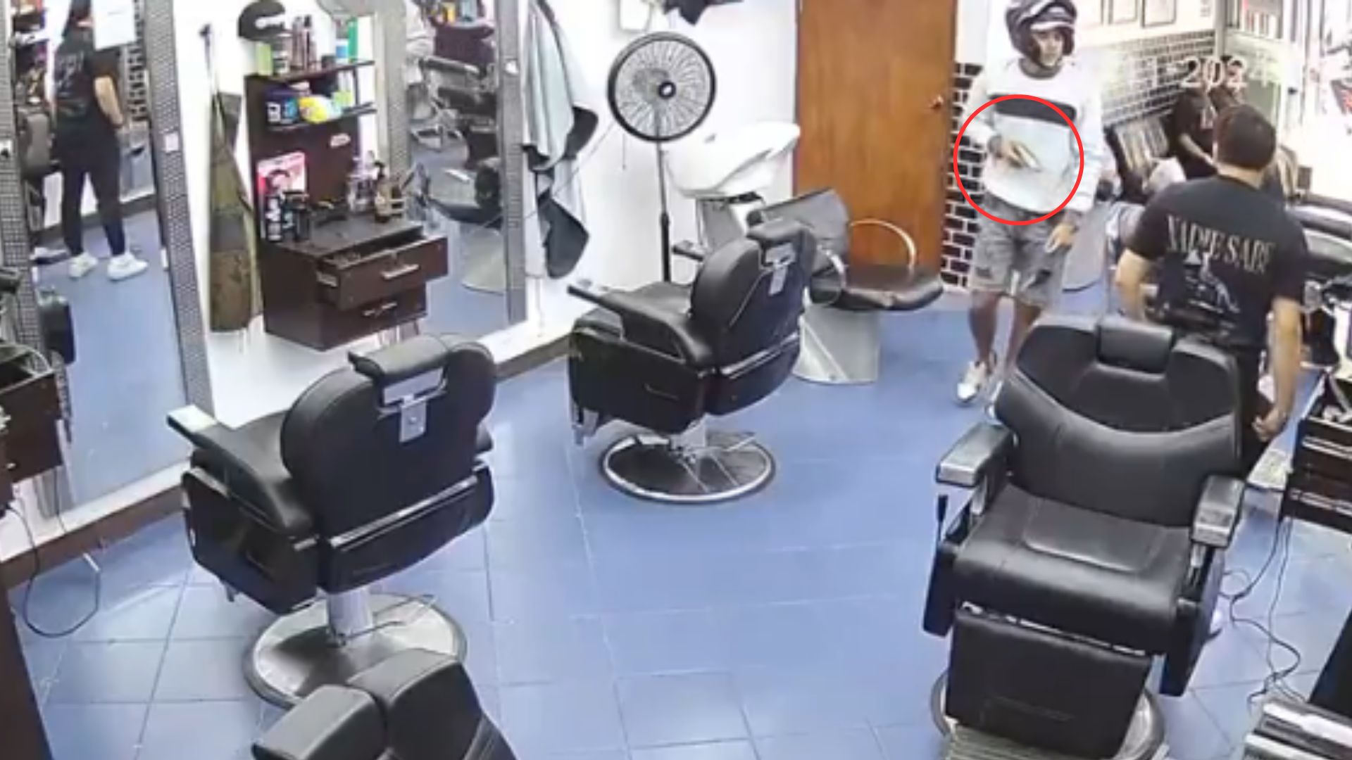 Captan momento en que barbero muere de varios disparos al resistirse al robo de su celular