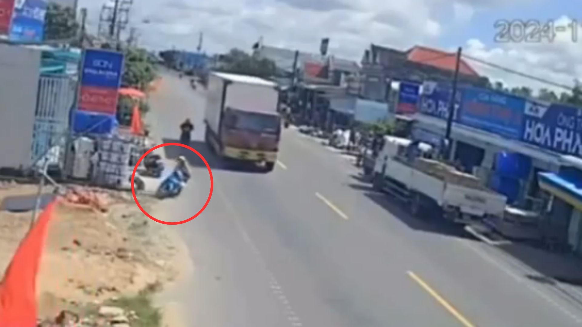 Cámara capta cuando motociclista pierde el equilibrio y es atropellado por otra moto