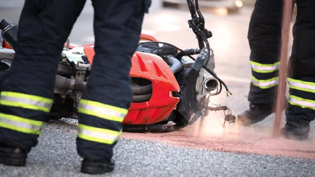 Motociclistas chocan de frente; uno ebrio pierde la moto, pero salva su cerveza