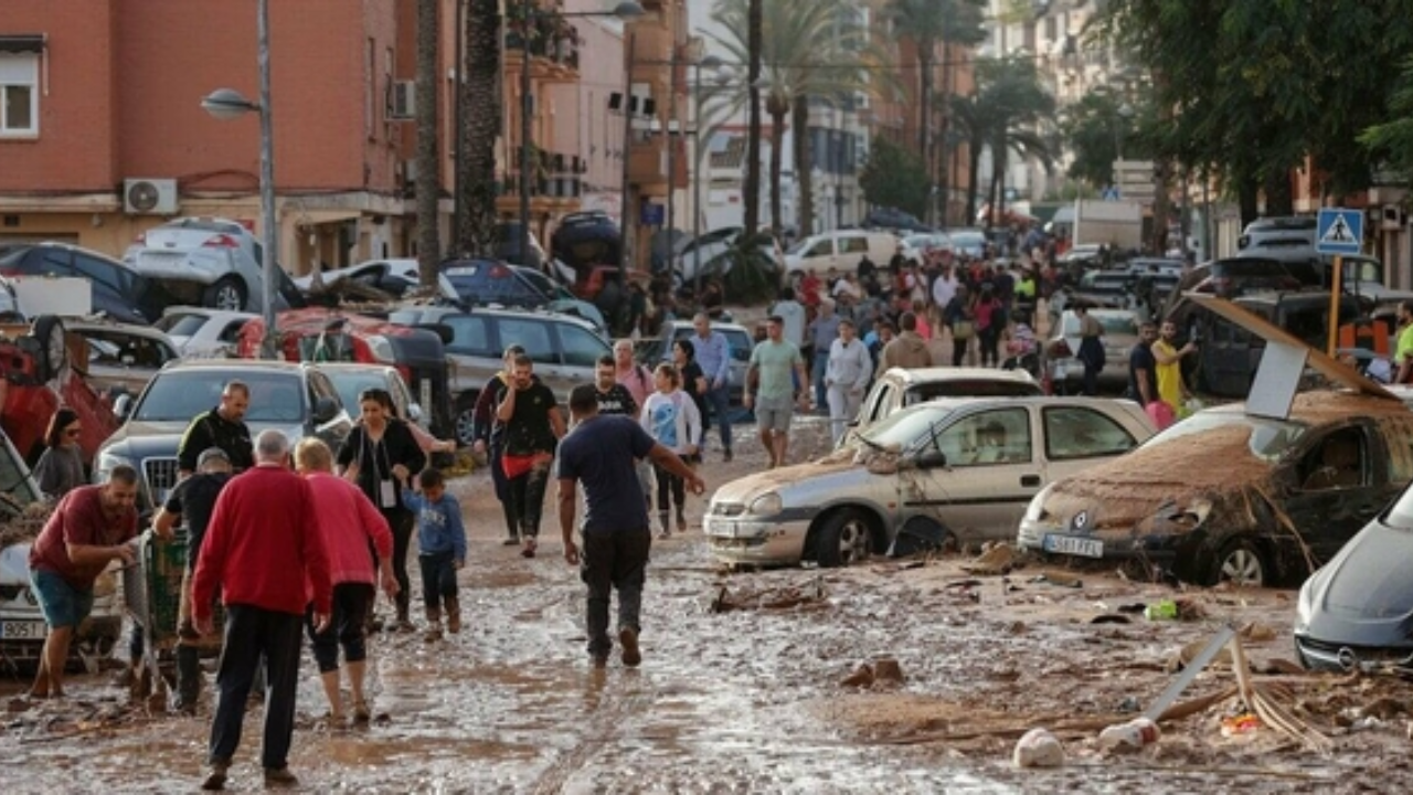 Mujer con cáncer se une a labores de rescate y limpieza en Valencia tras la DANA