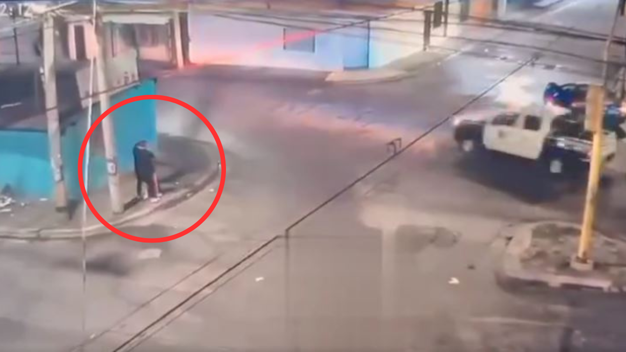 Mujer es atacada en plena calle mientras patrulla policial ignora el incidente; video