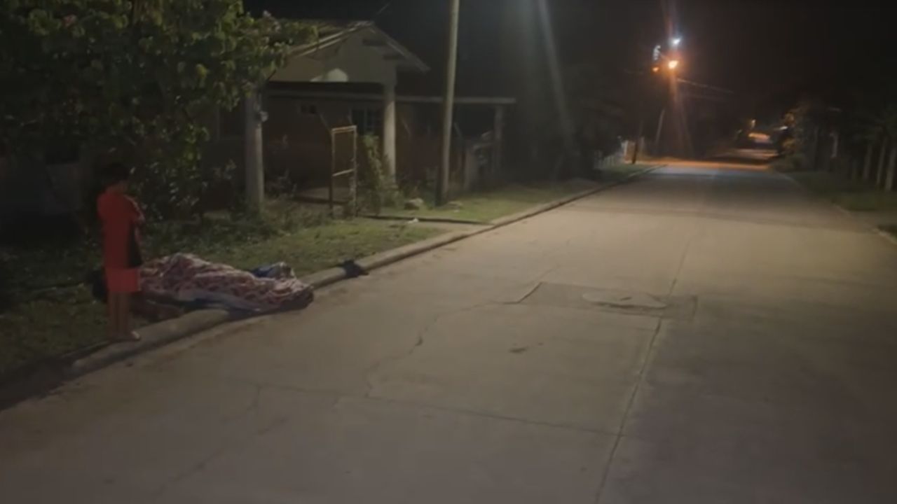 Desgarrador momento en el que niño cuida el cadáver de su padre que murió en plena calle de Cortés