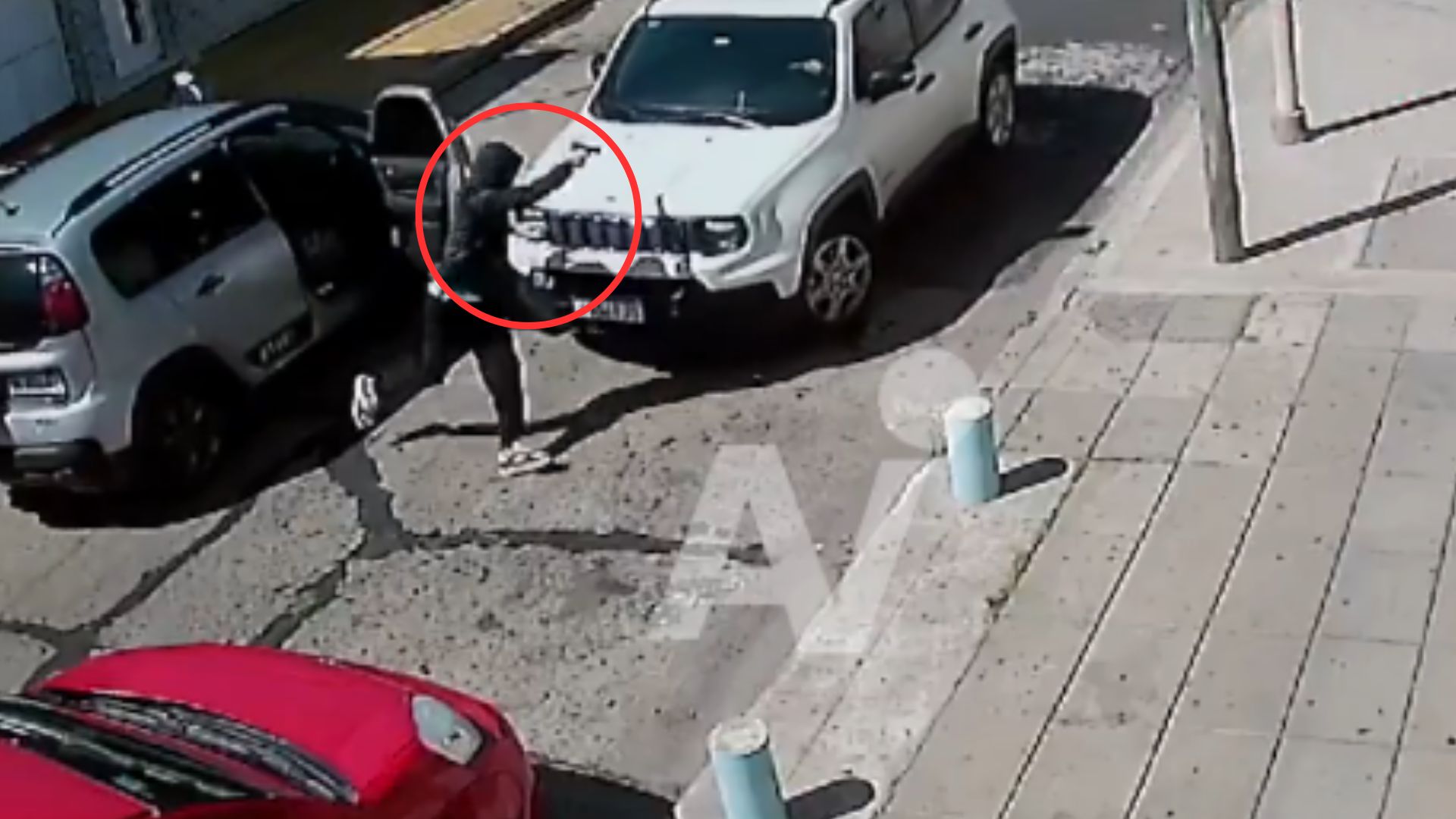Conductor frustra intento de secuestro y robo de su vehículo: video capta momento