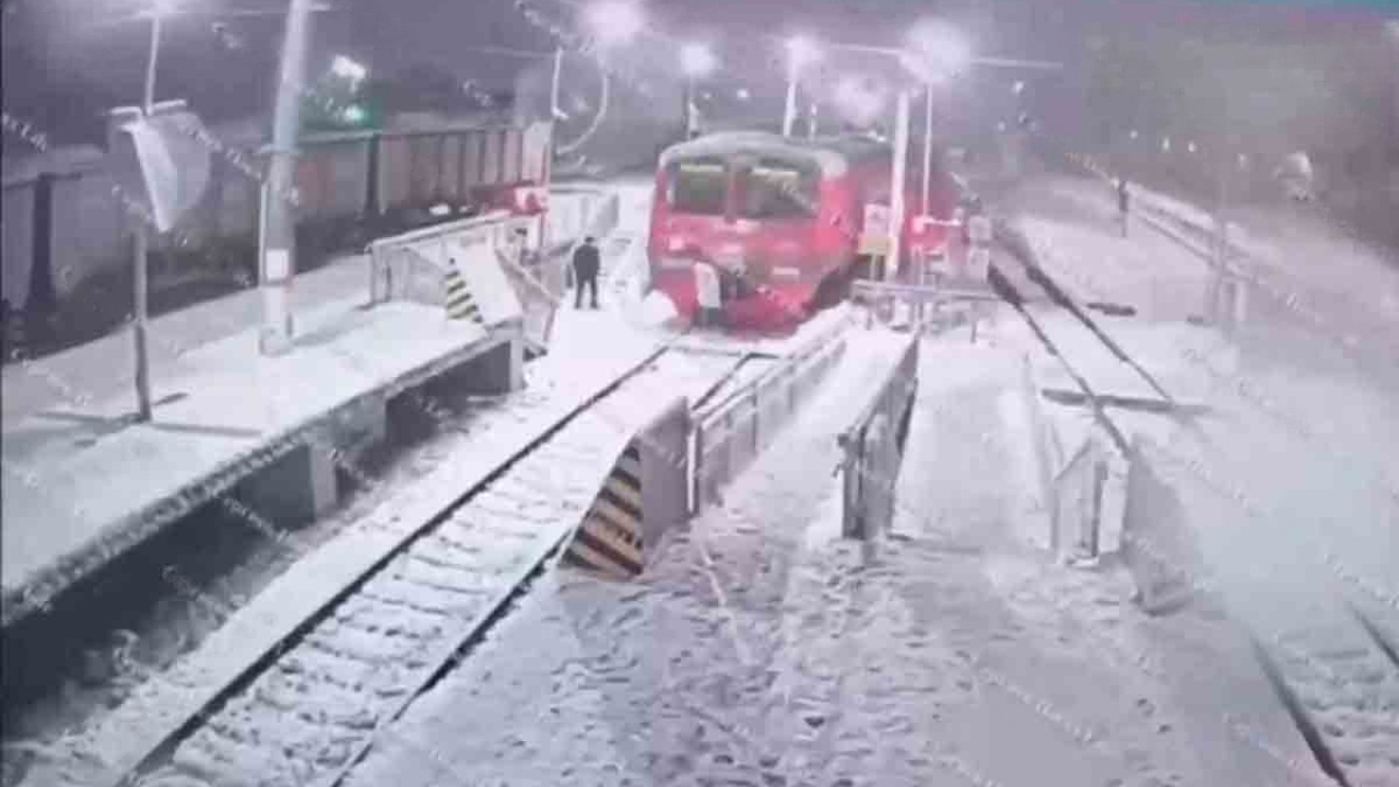 Una niña es atropellada por un tren al no oírlo por llevar auriculares