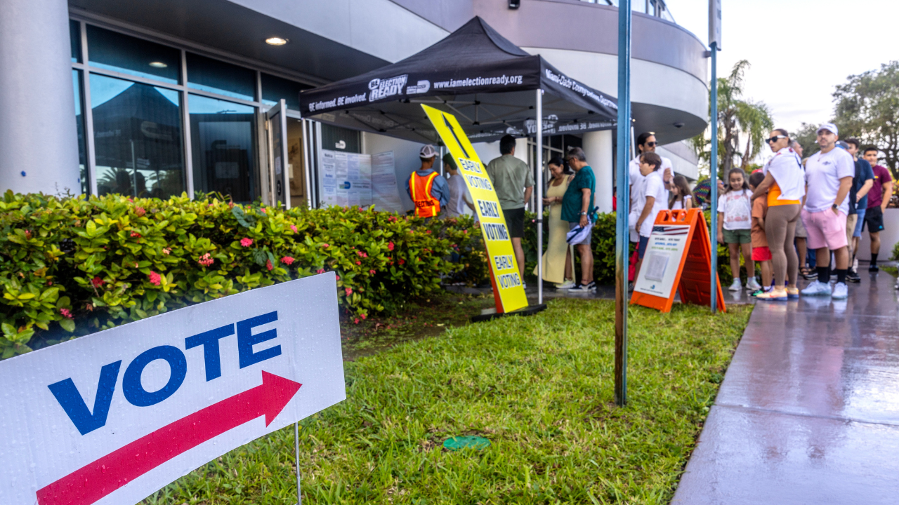 Varios estados republicanos intentan bloquear a observadores electorales en EE.UU.