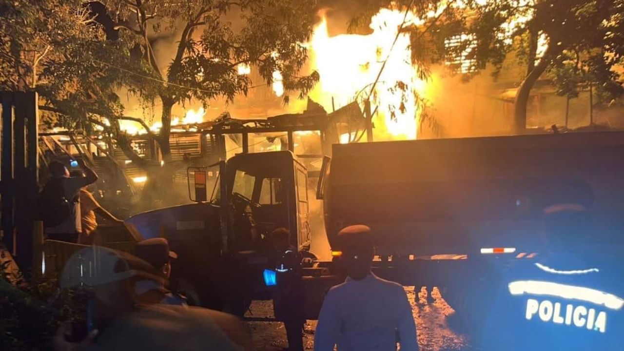 Voraz incendio consume varias viviendas en French Harbuor, Roatán