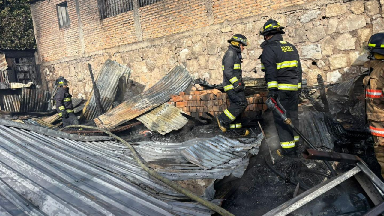 Voraz incendio deja sin hogar a tres familias en la colonia Villafranca de Comayagüela