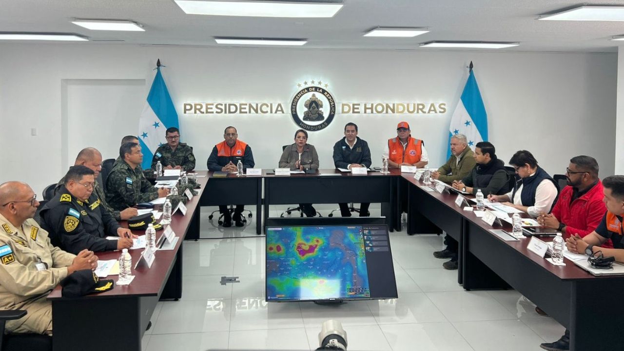 'Vamos a garantizarles y a asegurarles la atención que necesitan': Castro a damnificados por Sara
