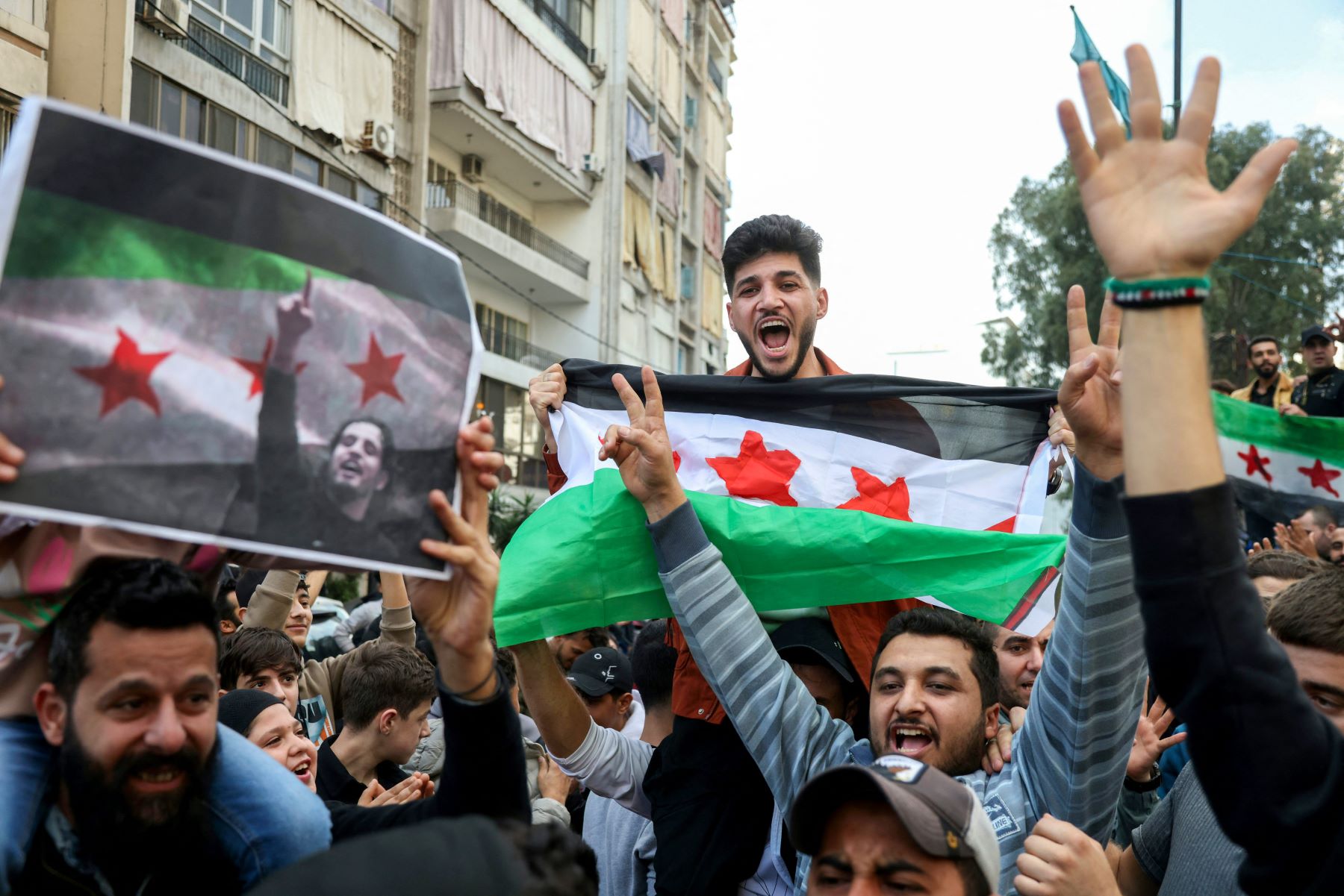 Los sirios salen a las calles de Damasco y todo el país para celebrar la caída de Al Asad