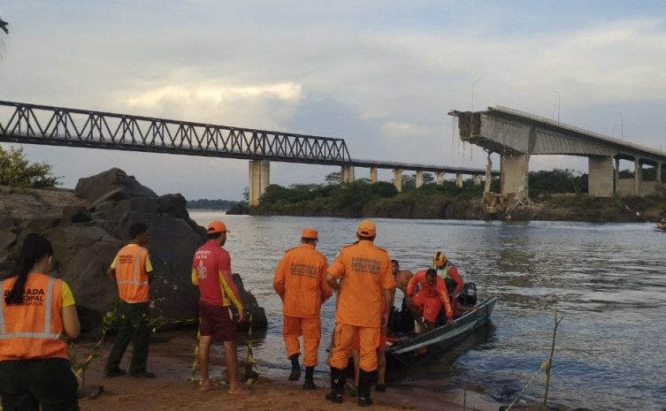 Hallan más cuerpos y sube a ocho cifra de muertos en colapso de puente en Brasil