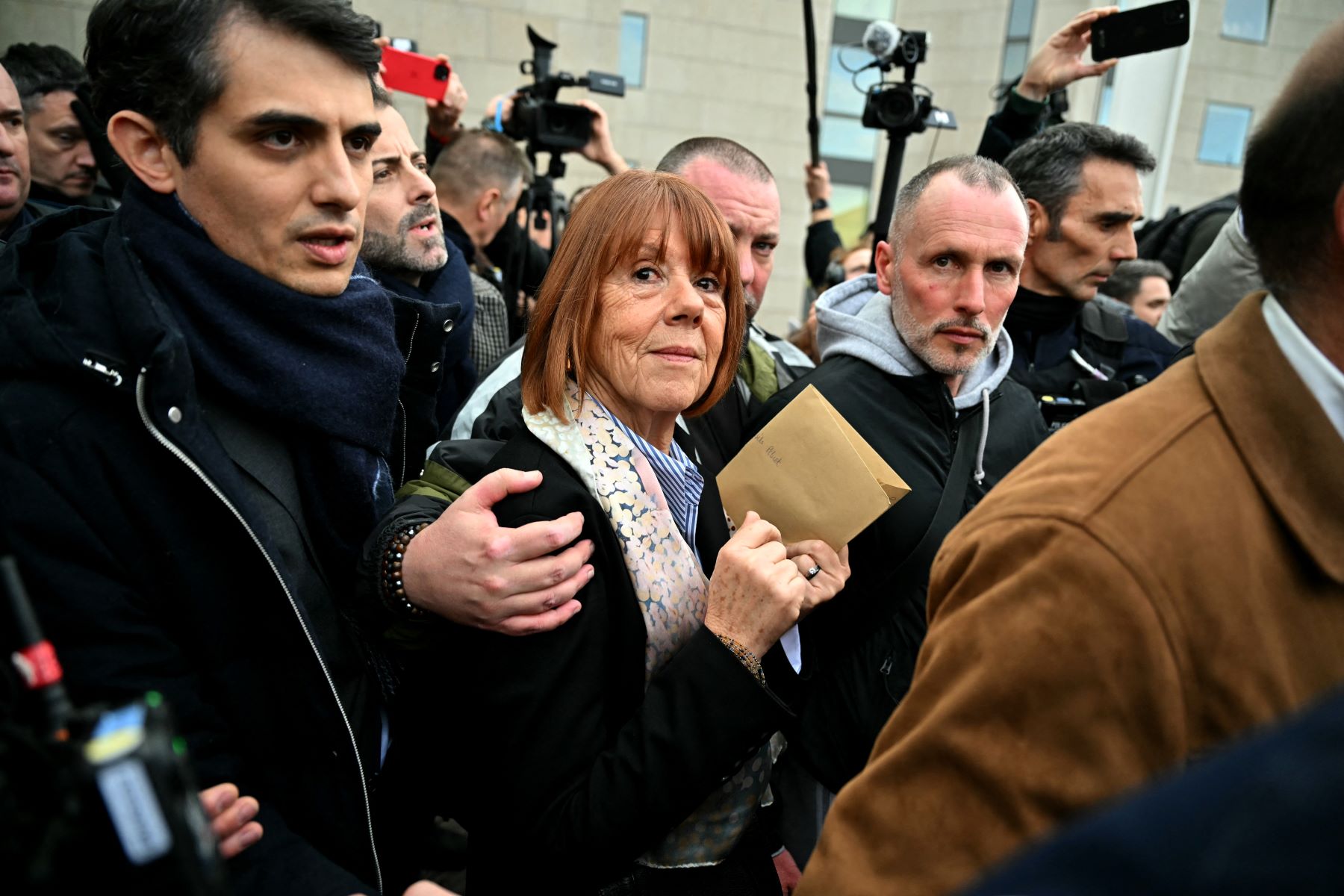 Condenan a 20 años de cárcel a hombre que violó y drogó a su esposa para que otros abusaran de ella