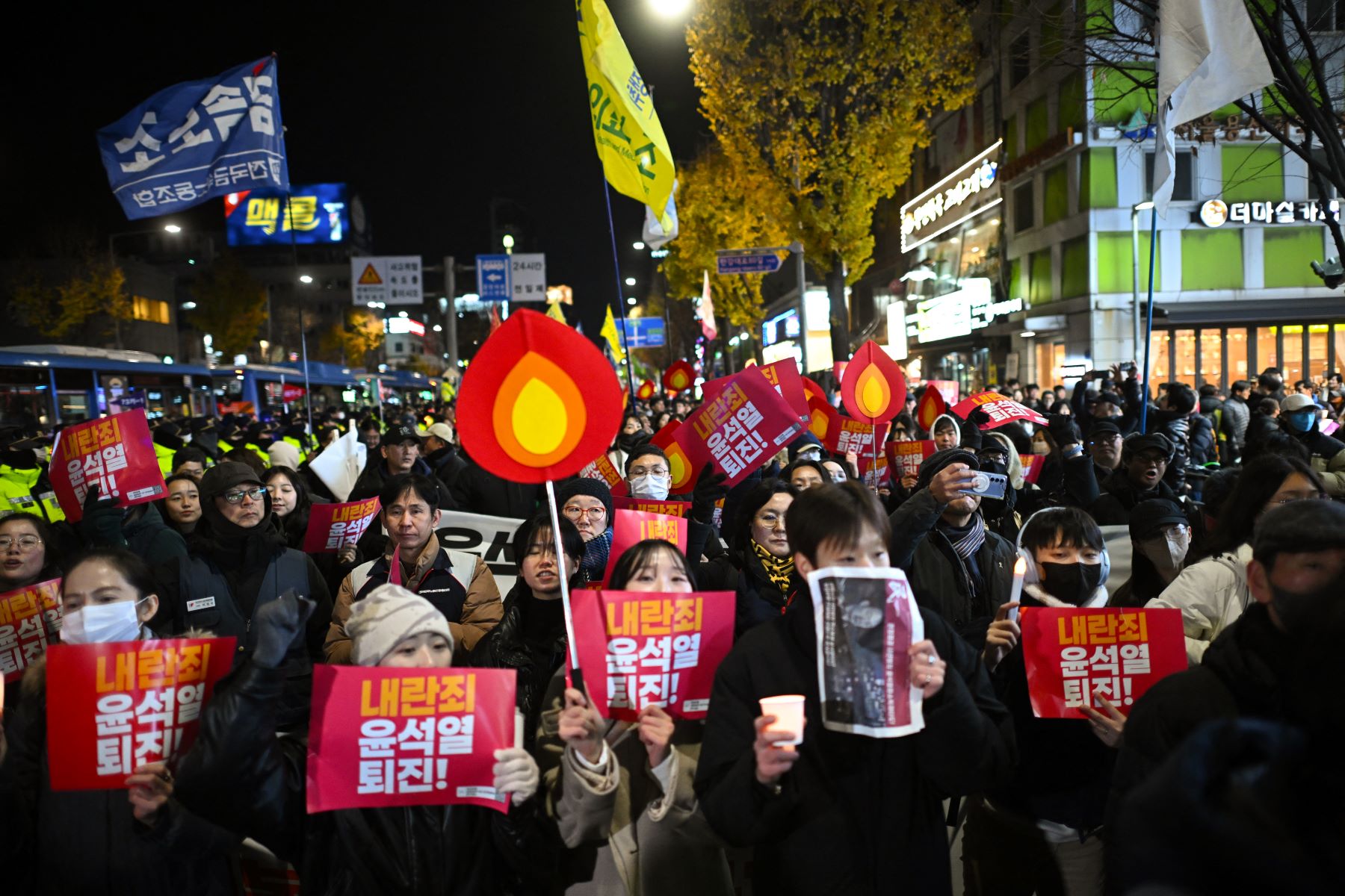 Miles de personas exigen la renuncia del presidente de Corea del Sur tras su fallida ley marcial