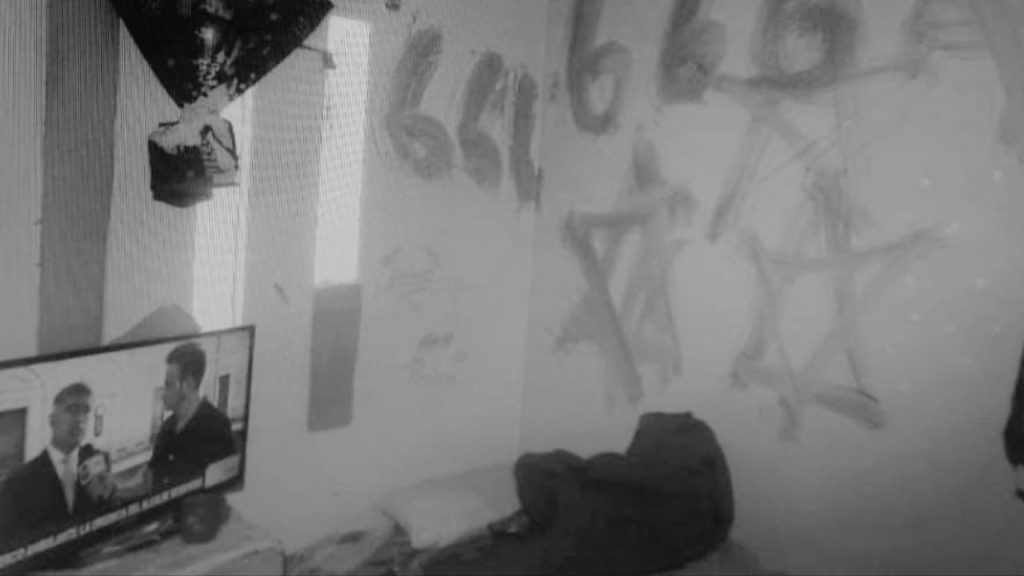 Símbolos satánicos dibujados en una pared