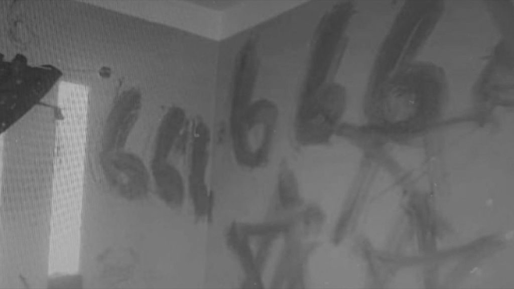 Símbolos satánicos dibujados en una pared