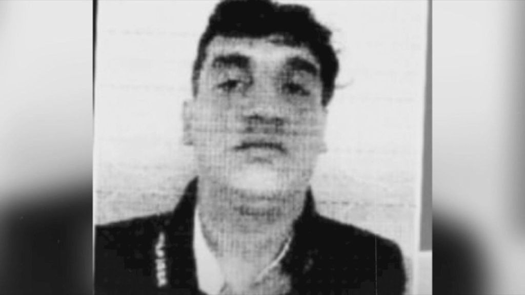 El hombre viendo al frente