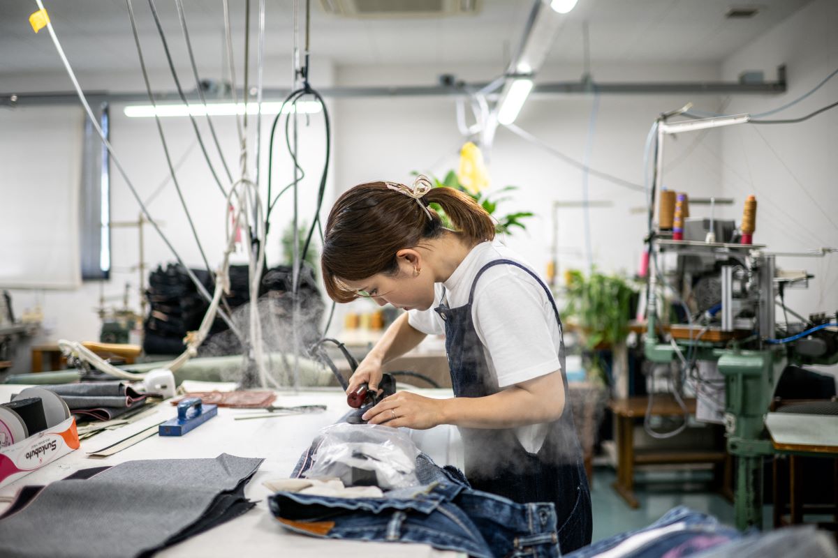 El secreto de los jeans artesanales japoneses que duran décadas
