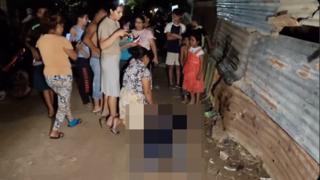 El cuerpo sin vida del hombre junto a personas que llegaron