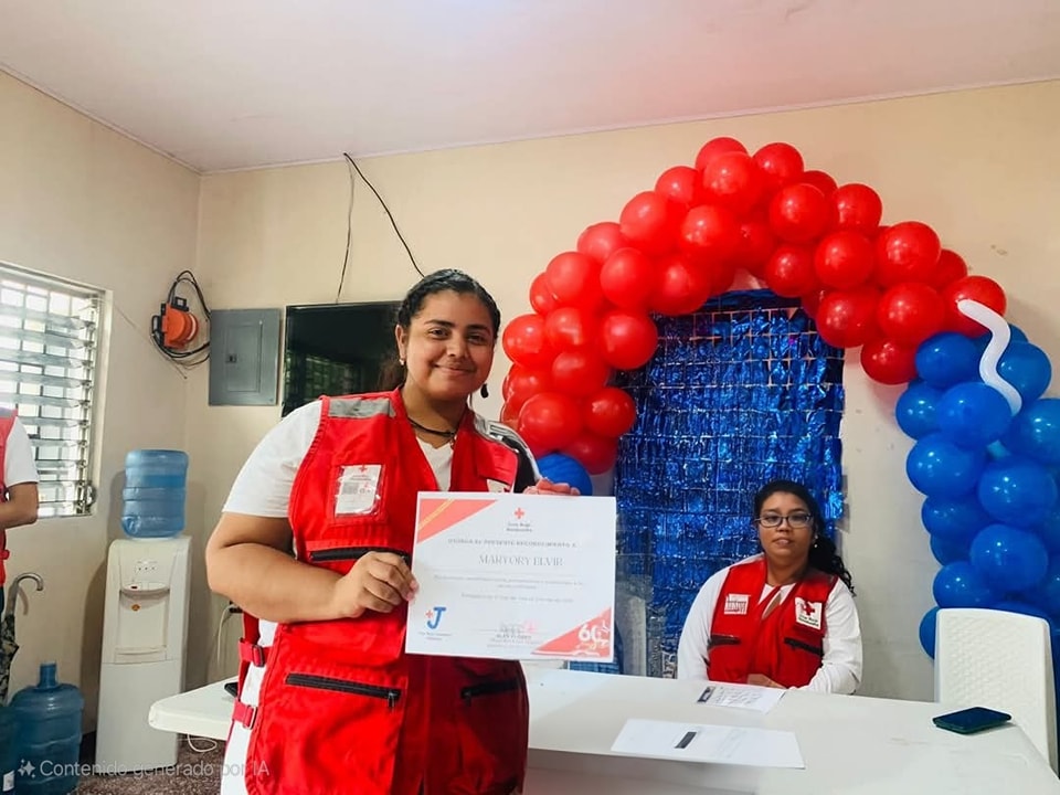 La joven sosteniendo un título