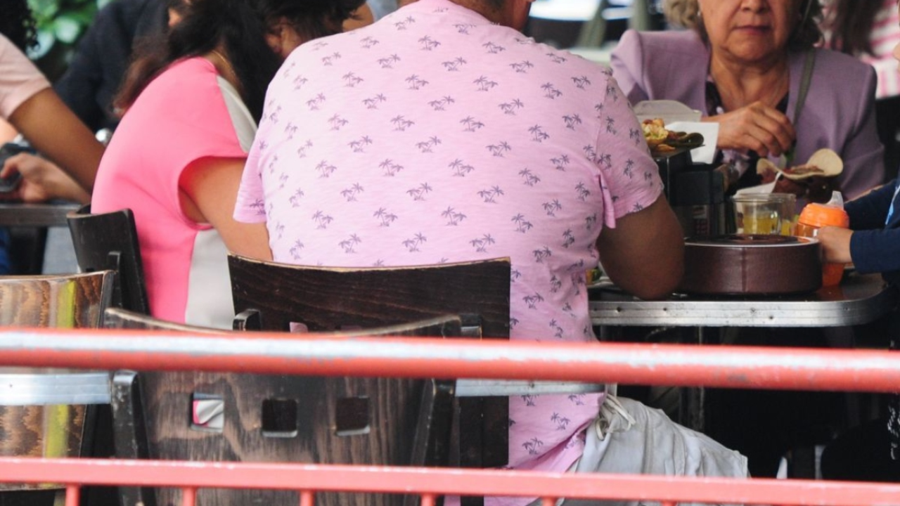 Familia de 20 cena en un restaurante, piden de todo y se van sin pagar