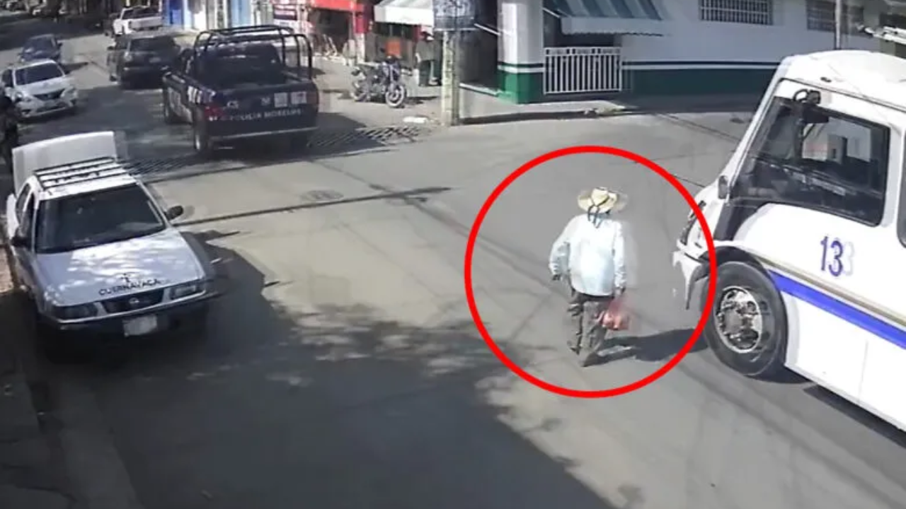 Abuelo pierde la vida al ser atropellado por autobús, todo quedó en video
