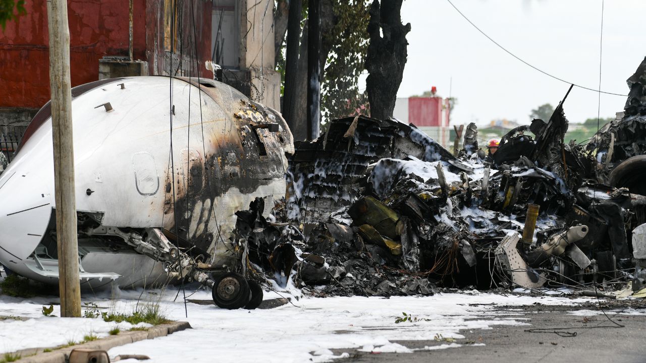 Vídeo: Dos muertos en accidente de un avión privado en calle de Buenos Aires, Argentina