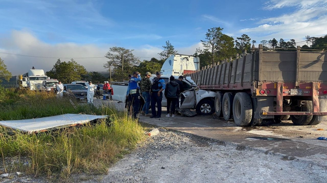 VIDEO: pick-up choca contra rastra y deja dos muertos y varios heridos en carretera al sur