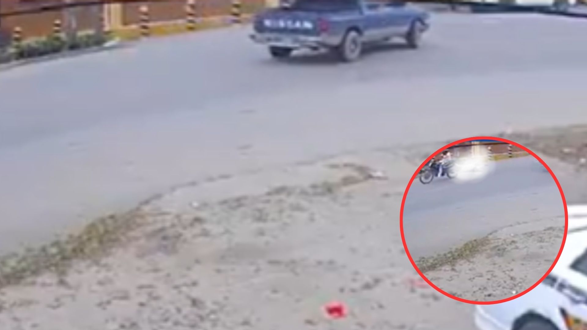 'Ayúdenme, quiero a mi mami': menor y su papá sufren accidente en moto en La Ceiba