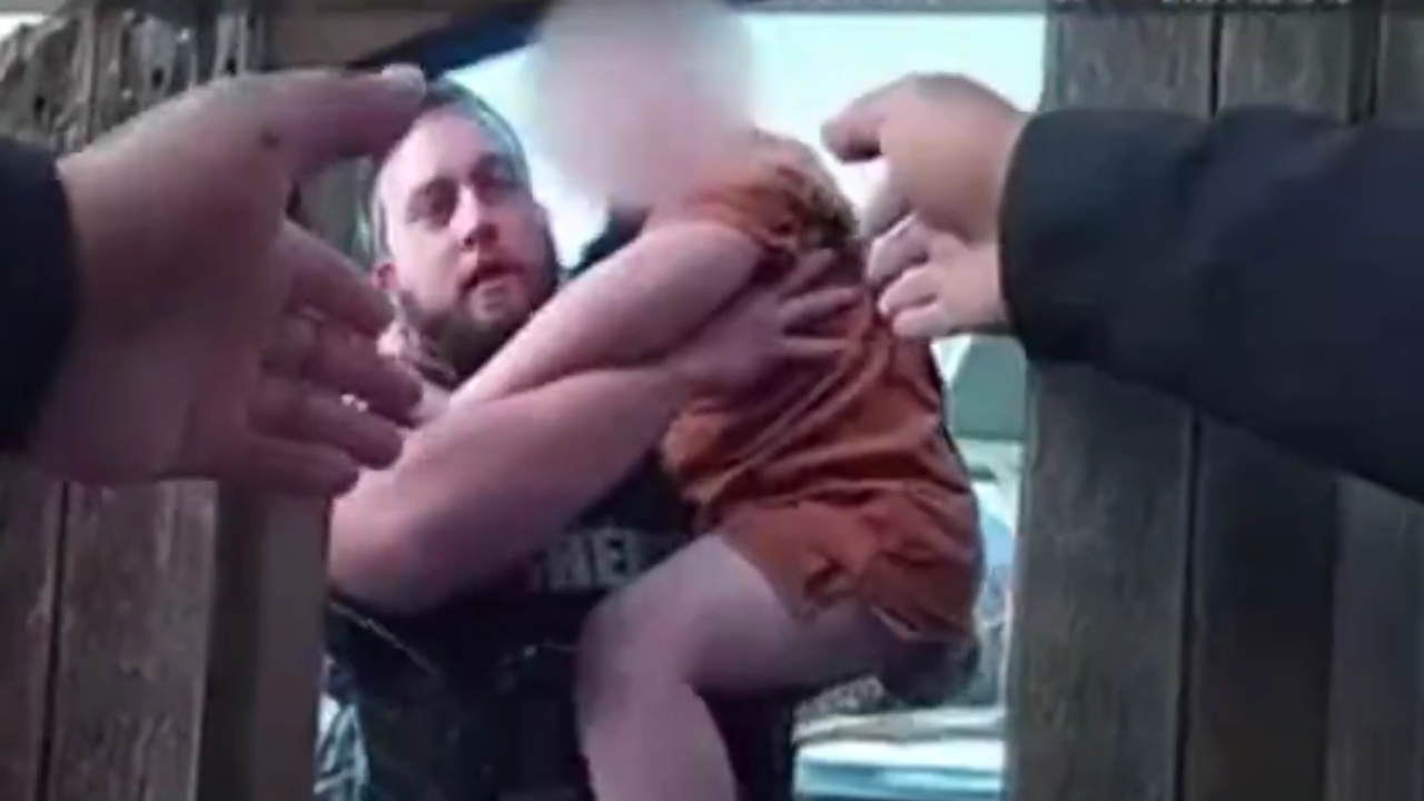 Así fue el dramático rescate de dos niños que se encontraban en una casa en llamas