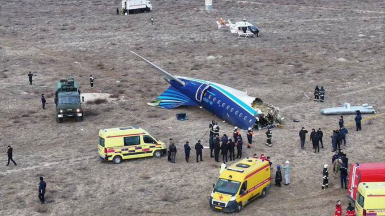 Video: Así fue el momento en que avión se estrella con más de 65 personas a bordo