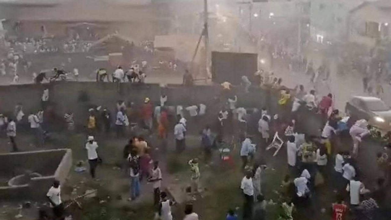 Vídeo: Así fue la 'avalancha humana' que dejó casi 60 muertes en estadio de fútbol