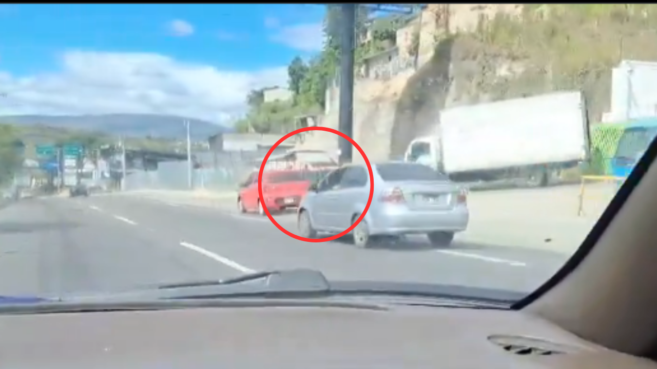 Captan a conductores protagonizando pelea con sus vehículos en el Anillo Periférico de la capital