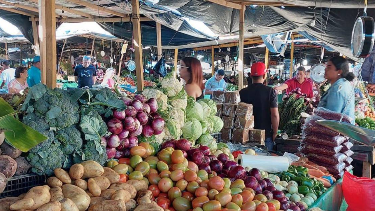 Consumidores lamentan altos precios de productos de la canasta básica