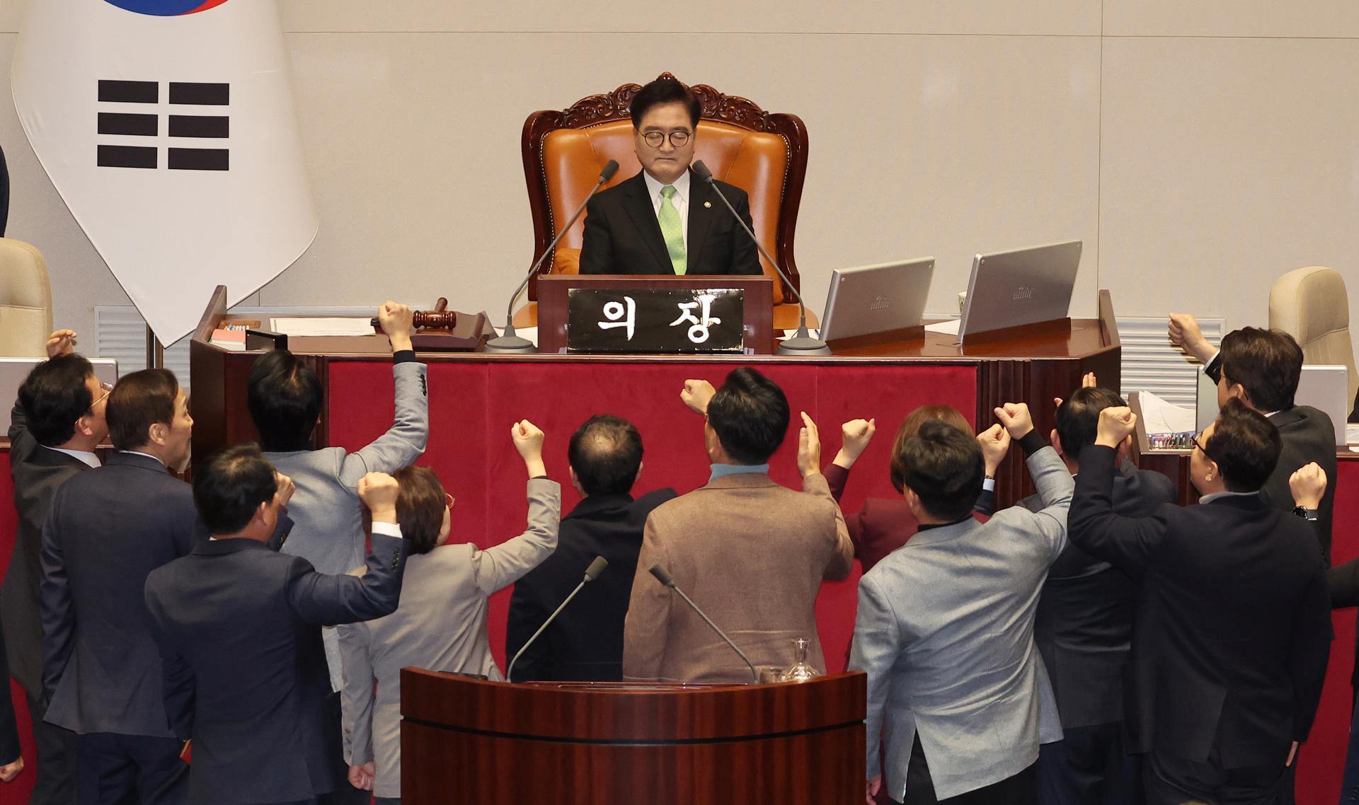 El Parlamento destituye a presidente en funciones y agudiza crisis en Corea del Sur