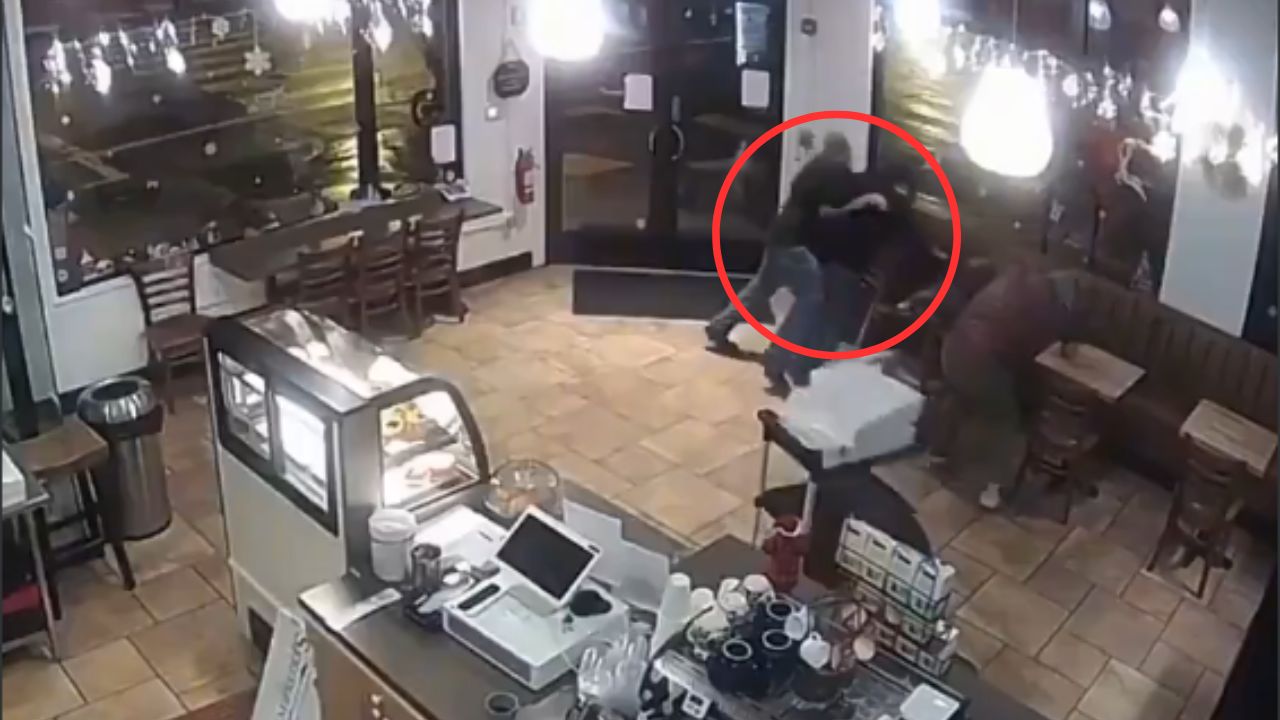 Cámara graba cómo empleado de cafetería impide asalto a un cliente