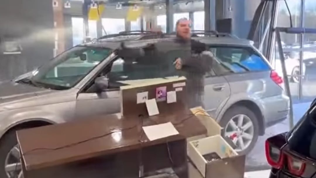 Hombre estrella su carro recién comprado contra concesionario tras no poder devolverlo