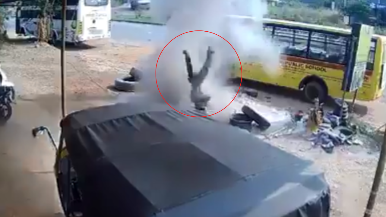 Video: Hombre 'sale volando' tras  explosión de llanta que estaba reparando en autobús