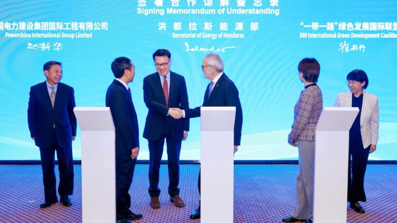 Honduras firma memorando con China para 'transformar matriz energética'