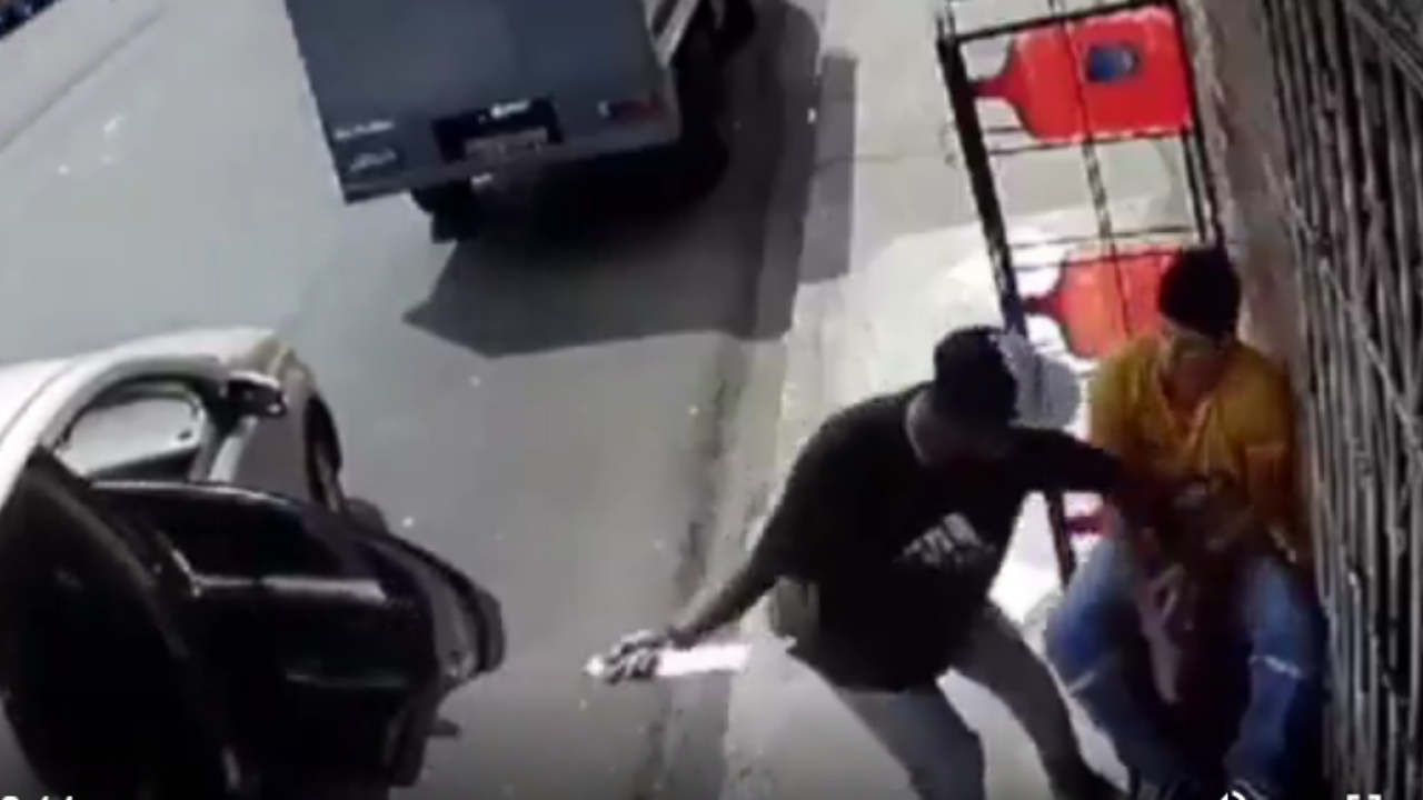 Delincuente roba teléfono en un asalto de menos de 5 segundos  ¿Cómo ocurrió?